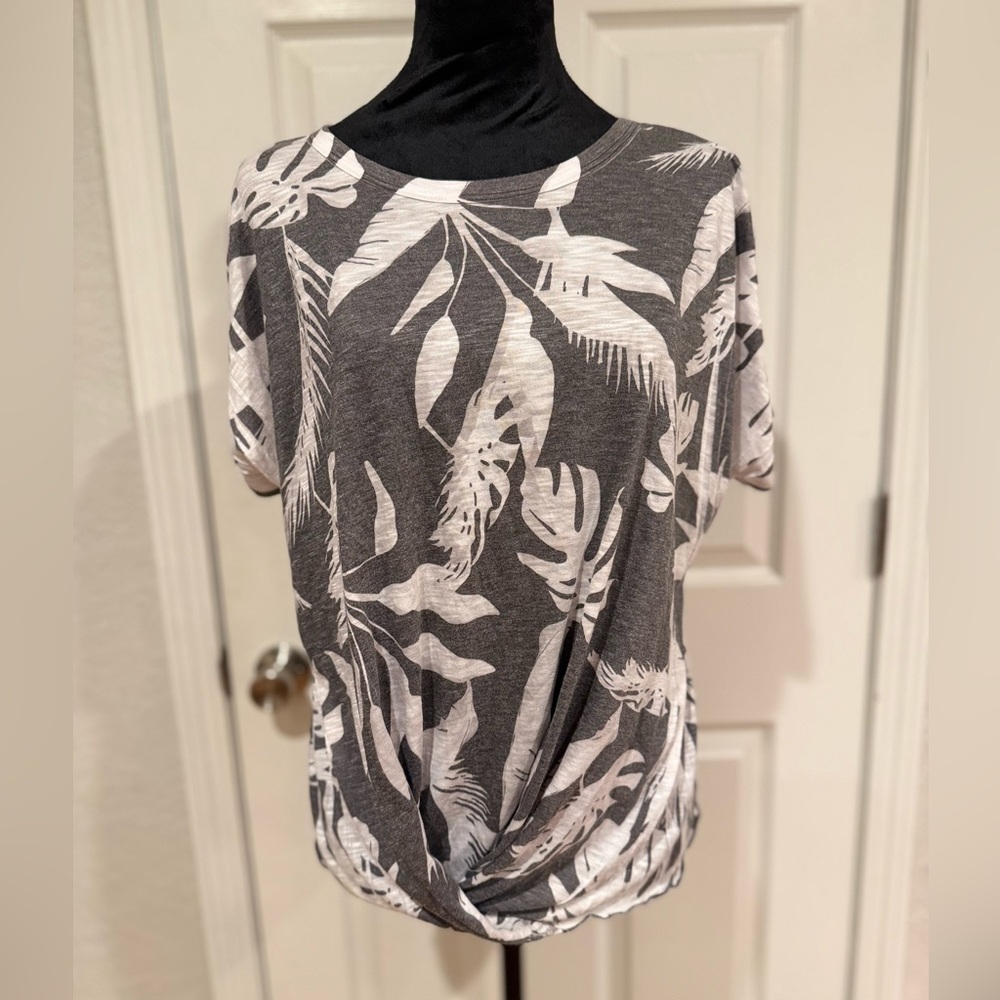 Tryst Tropical Print Short Sleeve Top with Twist Front - Gray & White Size Large